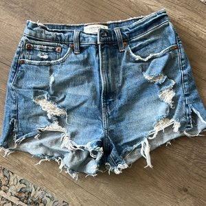 Abercrombie women’s “the mom short.” High rise. Size 28 (6) curve love.
